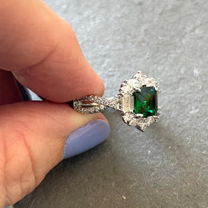 Emerald Green Elegant Cocktail Ring, Size 7